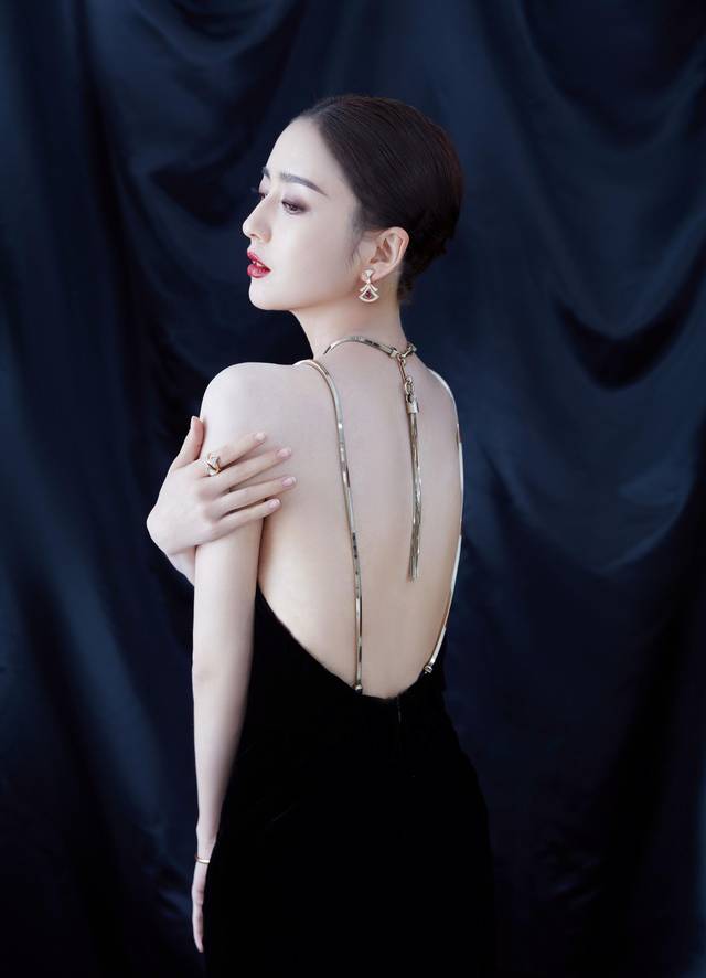 原创赵丽颖黑天鹅,郑爽蝴蝶结,杨紫水雾蓝…热搜教你看懂女明星裙子