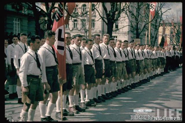 1938年德国,奥地利纳粹党合并现场照,林茨街头挂着糊弄国民的标语