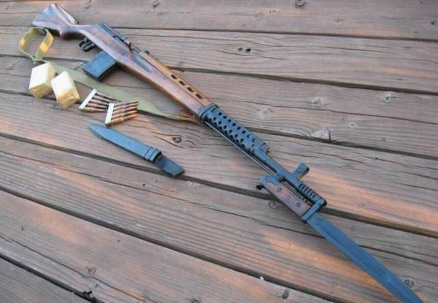 svt40半自动步枪 于是到了1940年,改进型svt40出现了.