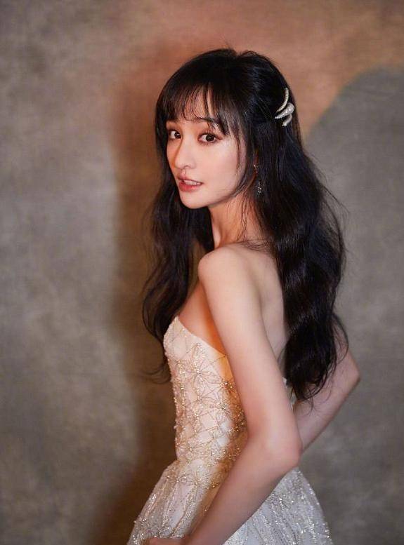 郑爽出席活动打扮成小仙女!摄影师故意关掉美颜,生图比精修好看