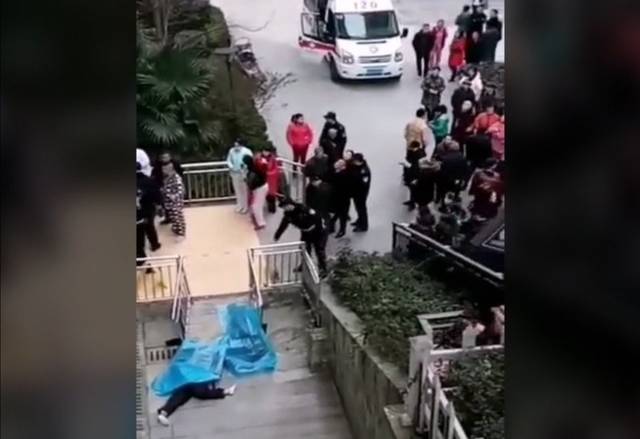 重庆再发跳楼砸死人事件,老人跳楼砸中年轻男子