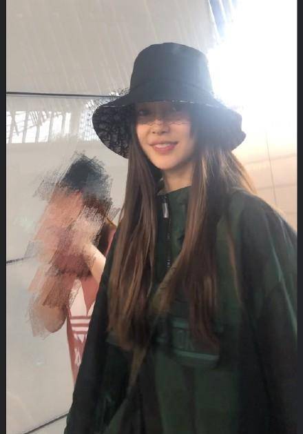 粉丝偶遇angelababy,说她腿长人美,因看她错过了航班
