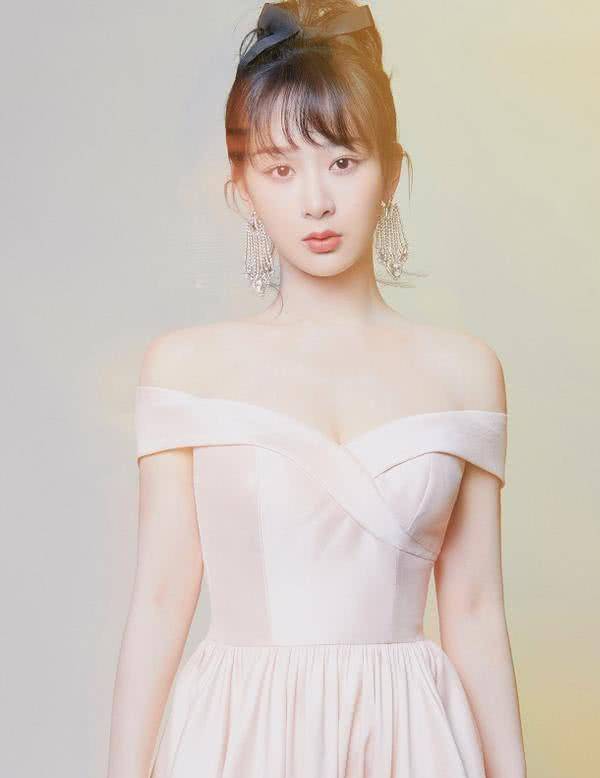 原创杨紫穿抹胸裙太美,身旁肖战眼神无处安放