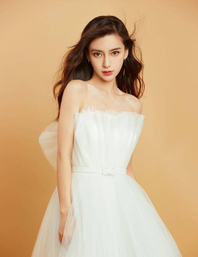 angelababy照片霸气,angelababy蓝色头发 angelababy在某社交平台上,上传了一组最新美照,身穿雪白纱裙美艳又