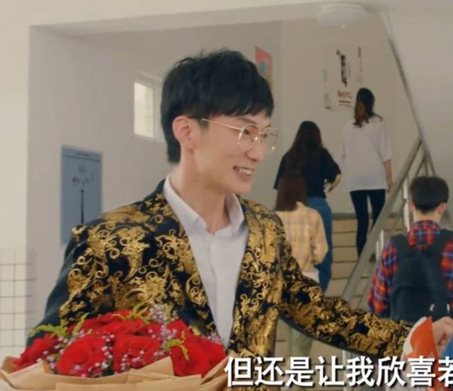 有种"整容"叫爱情公寓的赵海棠,摘掉眼镜三七分,网友:同一个人?