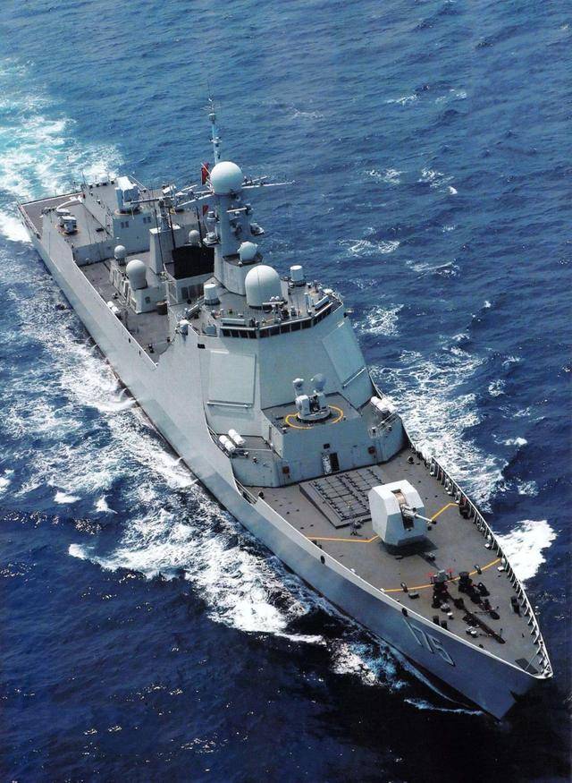 中国海军迎来开门红!1天之内2艘战舰服役,另一艘为啥过气了?