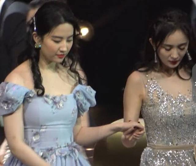 四美一起走秀,唯独杨幂刘亦菲没牵手,幕后花絮看出两人真实关系