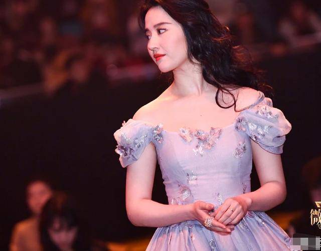 刘亦菲微博之夜与赵丽颖同框,胳膊比赵丽颖粗一圈,体重飙到130