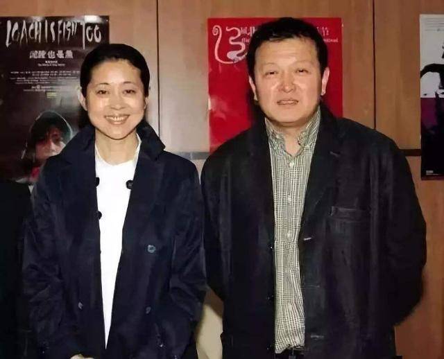 2005年,倪萍和摄影家王文澜离婚,她现在的丈夫是著名导演杨亚洲.