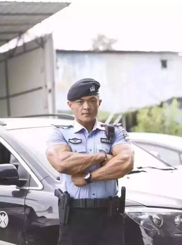 这身肌肉绝对晃眼 发型也是帅得一塌糊涂啊 这就是咱们中国的肌肉警察