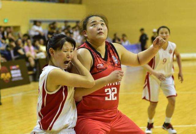中国女篮又一位潜力巨星身高2米体重超200斤被称为女篮奥尼尔