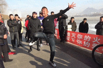 被质疑为疯子,傻子,精神病和哗众取宠,网红"奥利给"大叔的另一面人生