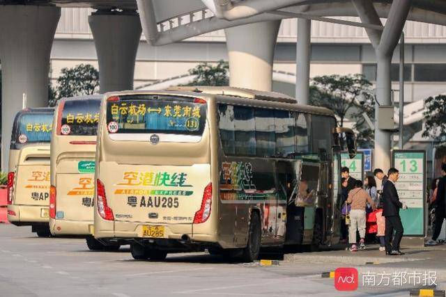 大巴在白云机场t2航站楼客运站发车,搭载首批乘客开往珠海港珠澳大桥