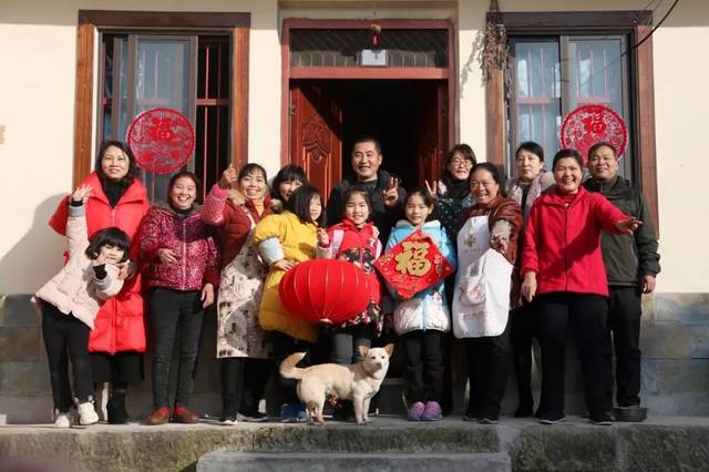 1月12日,保合村插旗山村民杨润一家人在屋前挂灯笼迎新春(王永红 摄)