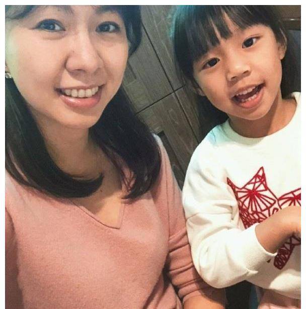 原创38岁卓依婷生活近照,与老公青梅竹马恩爱至今,四岁女儿活泼可爱
