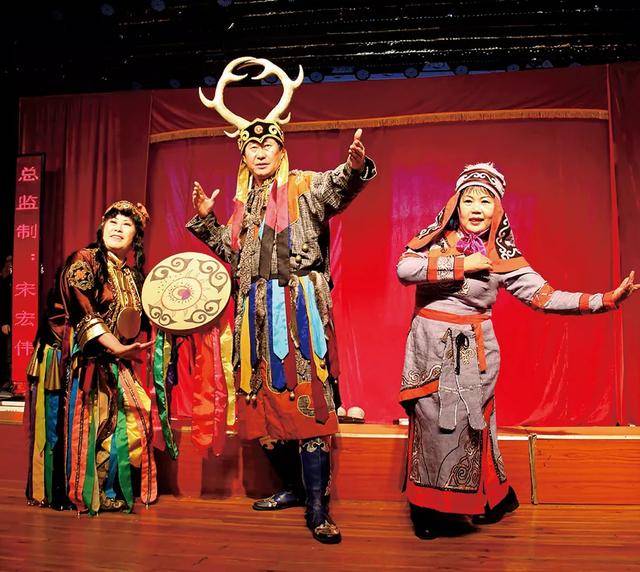 丨赫哲族的伊玛堪表演,通常是一个人说唱结合口述,内容主要叙述部落