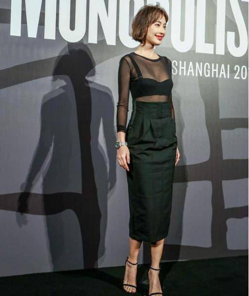 原创张俪参加外国活动,半透上衣搭配包臀裙,身材比例完美,颜值超高