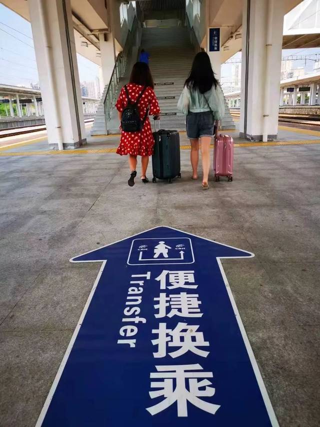 站台去往天桥的便捷换乘地标