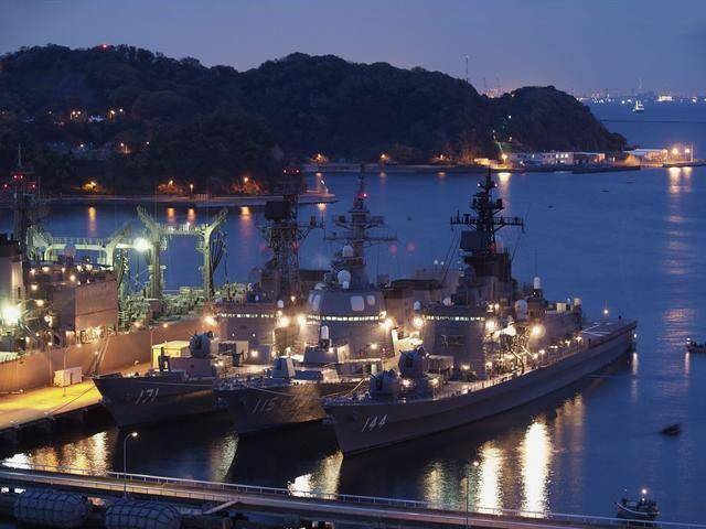 这才是亚洲第一大军港,上百艘战舰随时待命出击,航母也参与其中