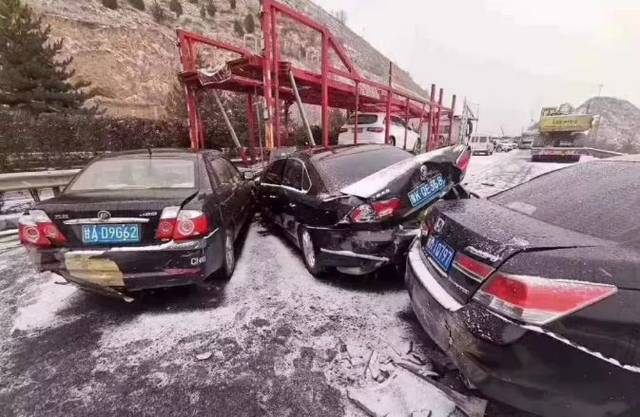 多车相撞 甘肃多车连环相撞 惊动央视 ▼ 直击车祸现场