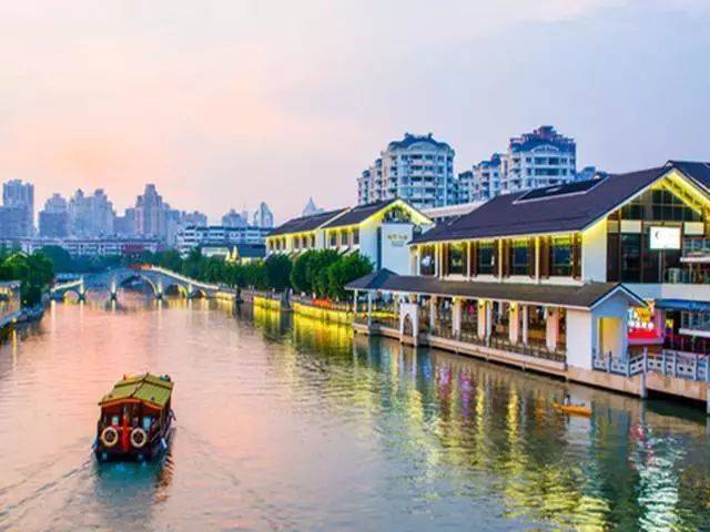 塘河夜画是温州最新的文化秀场和夜间旅游地标,与瓯江夜游一同成为