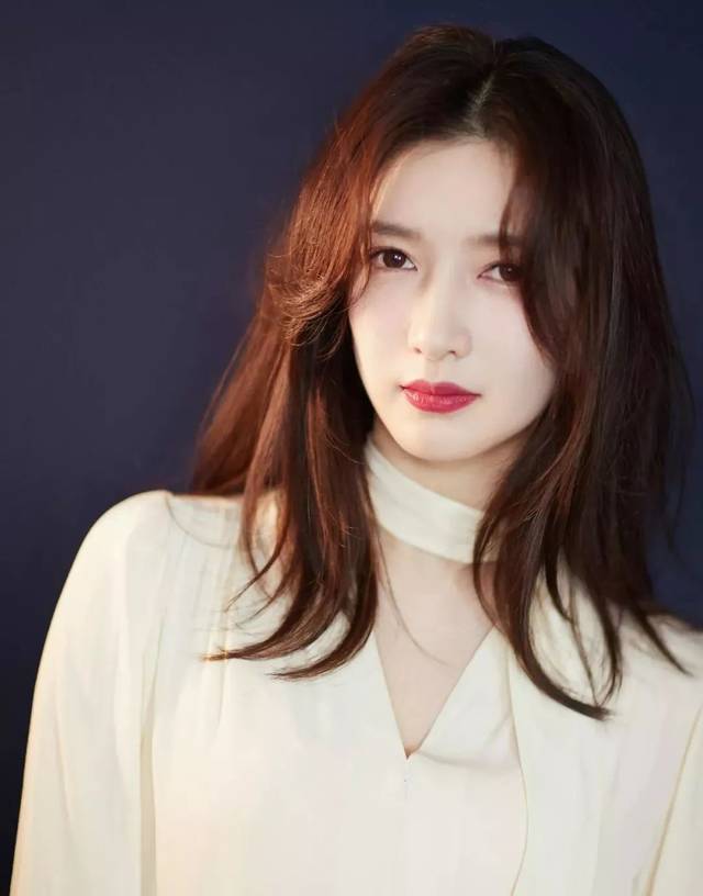 发型图片女:别再烫羊毛卷了!今年流行的"人鱼卷,洋气又减龄!