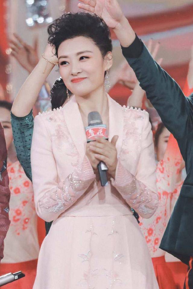 周涛出走央视上山东春晚一袭浅粉刺绣服雍容端庄简直美翻