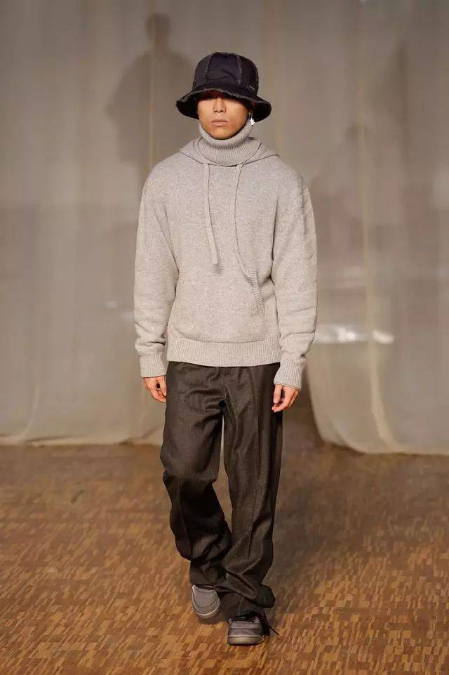 1月16日,off-white 2020-2021秋冬男装时装秀亮相巴黎男装周