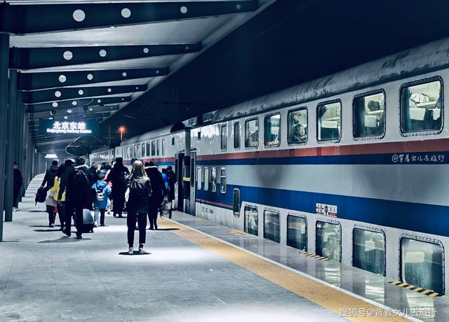 实拍春运北京东站:零下5度露天候车,乘客挨冻2小时