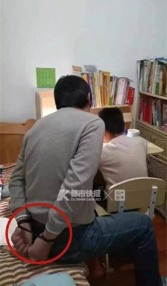 辅导孩子写作业的时候,为了  控制自己不发脾气打孩子把自己  双手反