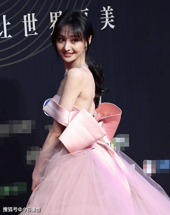 郑爽这裙子太"危险"了,完全仅靠身材撑起,真怕它会掉下来!