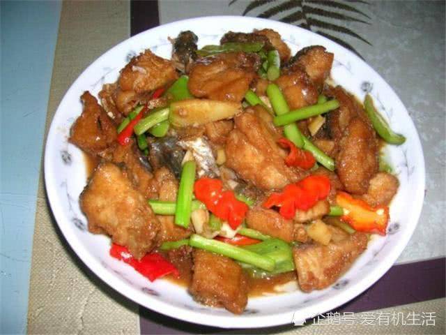 在江西赣州,对于赣州人来说,年夜饭绝对是一年中的头等"饭事",一想到