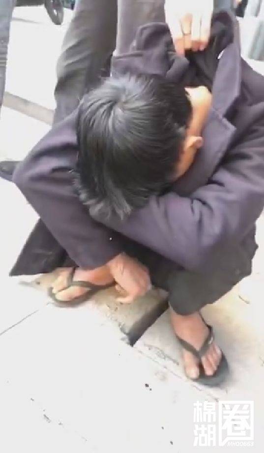 一少年当街被戴上手铐带走.