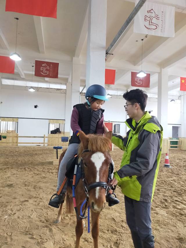 走进东胜区豪仕骑马俱乐部,小记者体验马术"骑"乐无穷