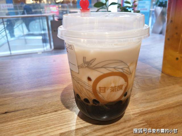 赵露思手中奶茶被粉丝碰撒,这个动作太暖心了!