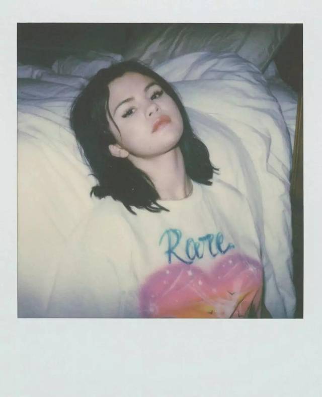痛苦和疾病没有打败过去的小公主,还带来了更好的selena gomez