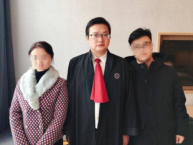 代理律师周兆成和受害者邓世平的子女"今天,罪犯杜少平被执行死刑.