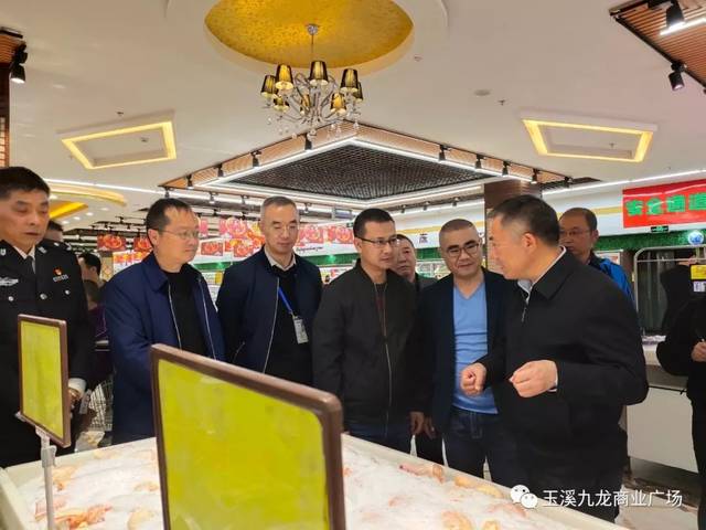玉溪市副市长黄太文视察九龙商场大尔多超市春节前商品供应及食品安全