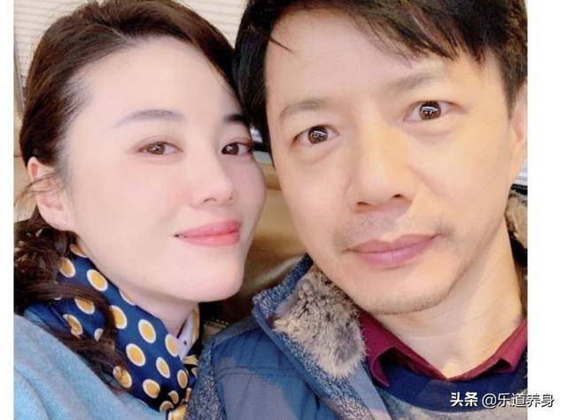 段奕宏的妻子王瑾在微博上晒出了与老公的合影.