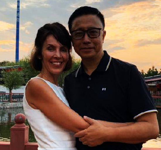 疯狂英语李阳近照,与妻子抱在一起,两人看上去很恩爱