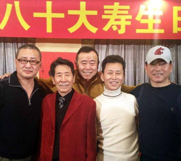 原创潘长江全家福,52岁老婆,身材苗条颜值高