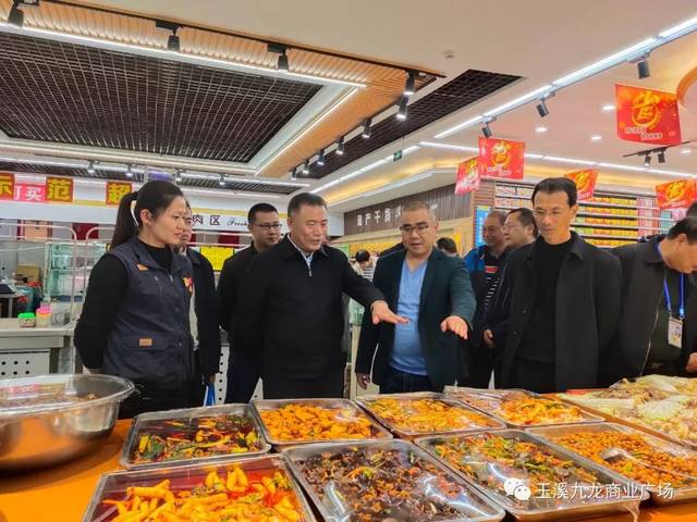 玉溪市副市长黄太文视察九龙商场大尔多超市春节前商品供应及食品安全