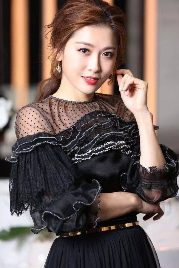 昨天,香港艺人周丽淇在社交网络宣布自己已经怀孕.