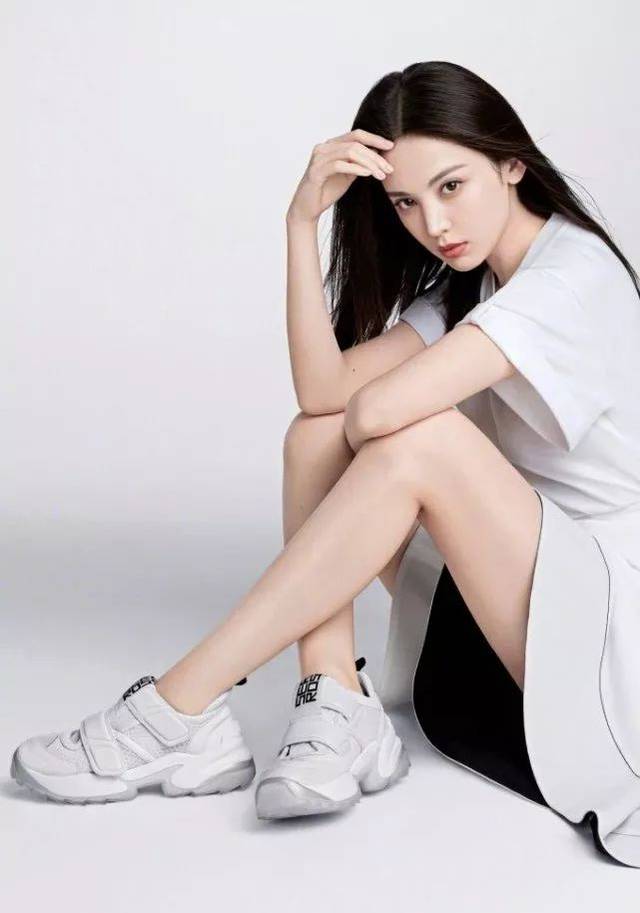 娜扎仗着自己腿细,只穿件西装就随便坐,翘腿那刻:少年请闭眼!