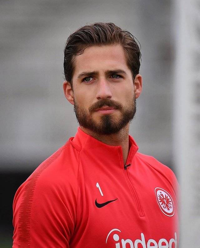 他叫kevin trapp,目前是最有潜力的德国门将之一.