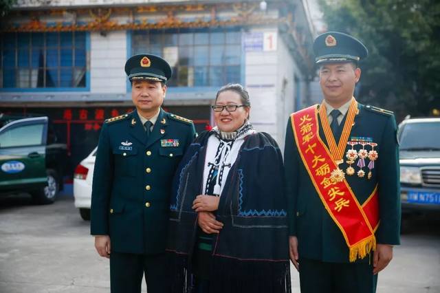 一张喜报,一块牌匾,承载着军人视之为比生命更重要的军人荣誉.