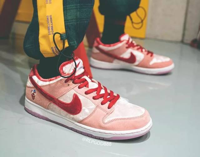 资讯| 情人节限定!strangelove x nike sb dunk low 上脚图释出!