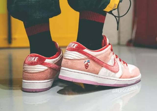 资讯| 情人节限定!strangelove x nike sb dunk low 上脚图释出!