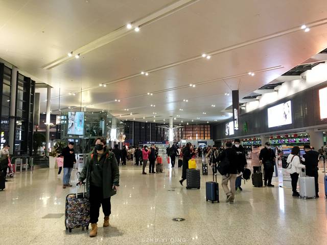 原创实拍上海虹桥机场春运高峰,八成旅客戴口罩,一片安静不复往日热闹