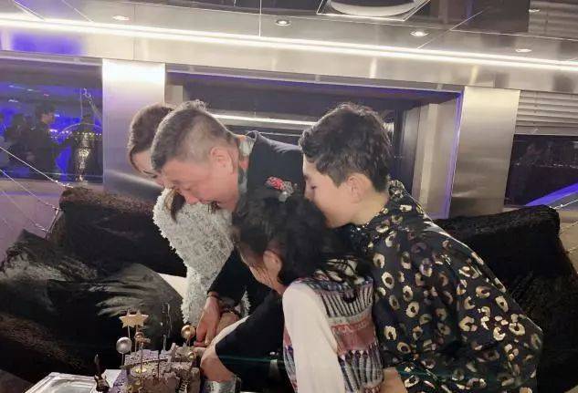 歌手韩磊热吻小16岁娇妻!结婚13年如胶似漆,妻子是蒙古之花